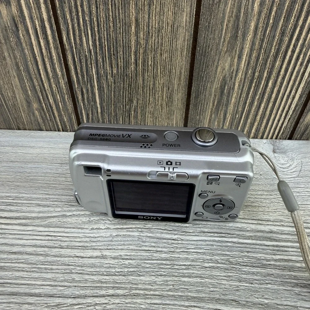 Sony Cyber-shot DSC-S600 6.0MP Digital Camera Silver PARTS ONLY READ